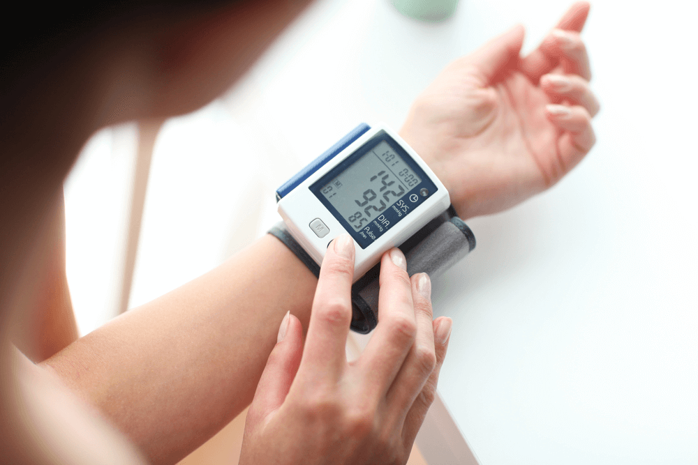 is there a fitbit that monitors blood pressure