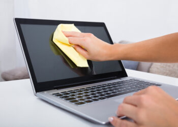 cleaning laptop