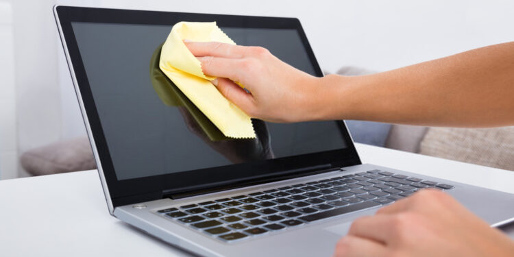 cleaning laptop